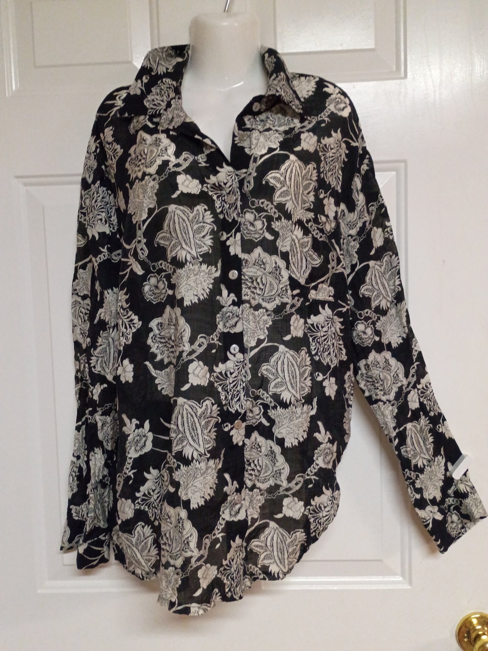 🤠🌸🤍 POL Black and White Floral Button-Down Shirt Size Medium